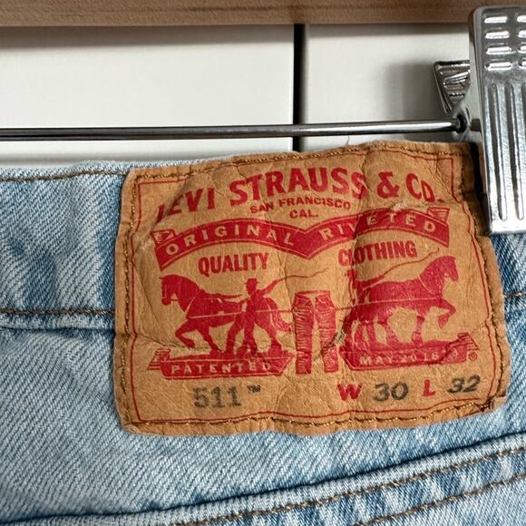 Womens Levi’s 511 Size 30 x 32 Light wash Distressed Straight Leg Jeans - Picture 7 of 11